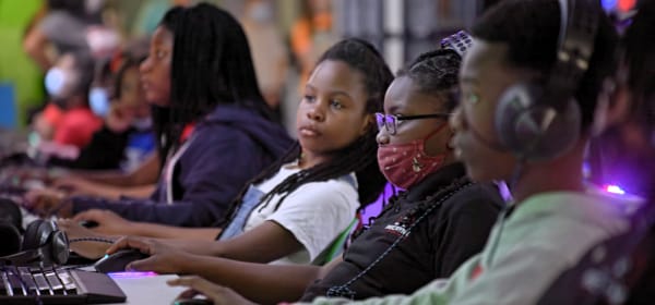 Estudiantes aprendiendo en un laboratorio informático