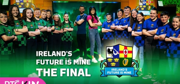 Dos equipos de estudiantes que se preparan para competir se muestran arriba del texto y del logotipo de Ireland's Future is Mine The Final.