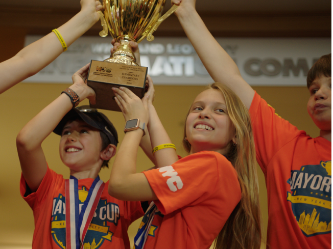 Grupo de estudiantes de Minecraft Education celebrando que han ganado un trofeo. 